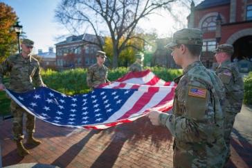主要研究 ROTC学生举着美国国旗